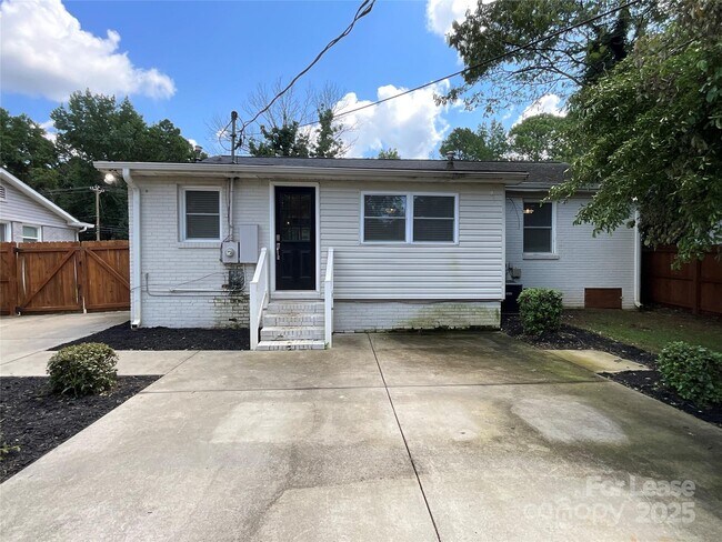 Building Photo - 2014 Eastway Dr