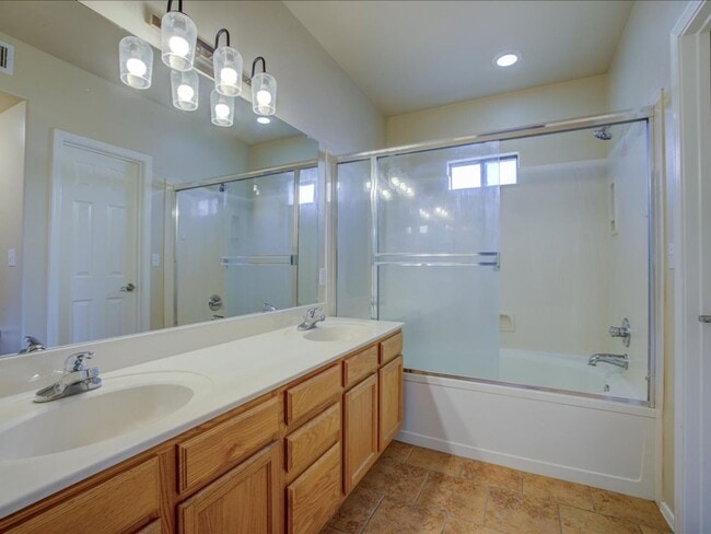 Building Photo - Beautiful 3 Bedroom Home with Office & Des...