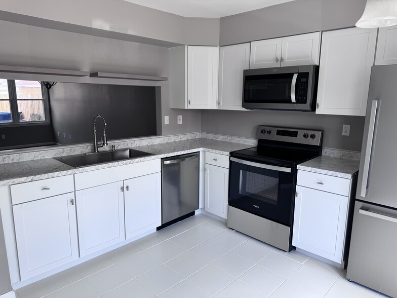 Building Photo - 1376 Battleford Dr