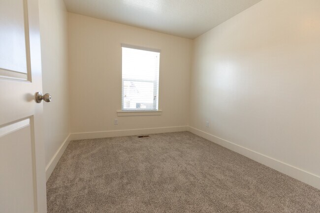 Building Photo - Spanish Fork Townhome