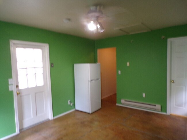 Building Photo - Unique 2 Bed 2.5 Bath Country Home!