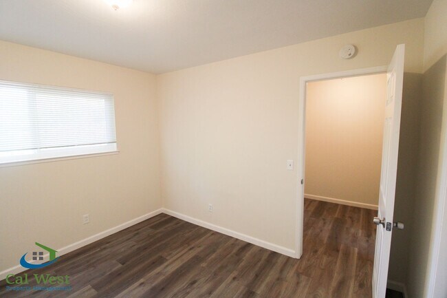 Building Photo - $2495 - 2 Bed 1.5 Remodeled 2 Story Towhn Home Near Keily and Saratoga