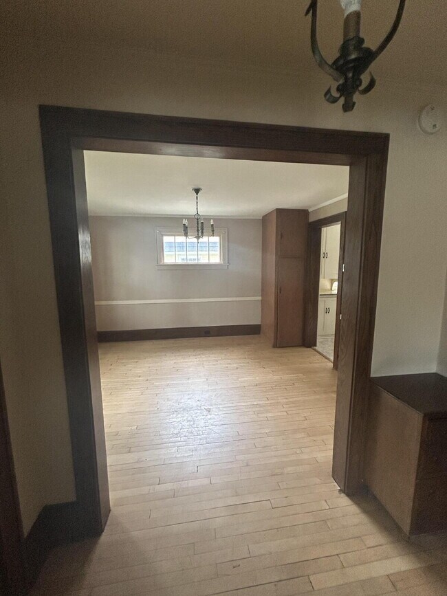 Building Photo - 4 Bedroom, 1.5 Bathroom - Available Now!