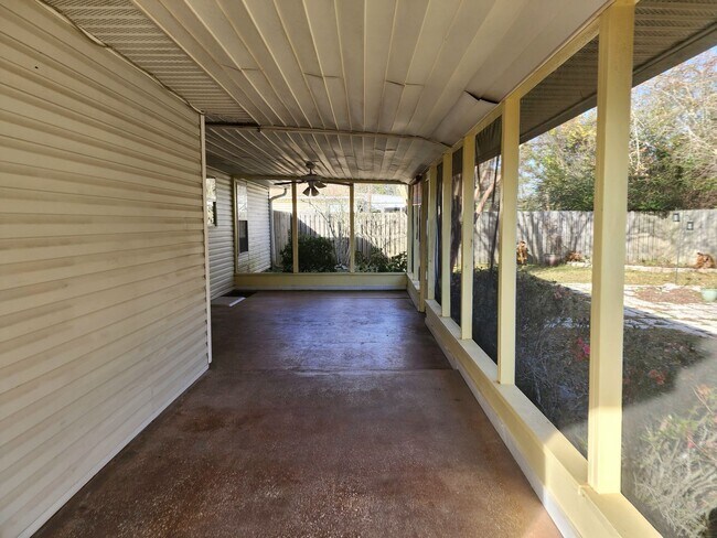 Building Photo - Adorable back yard in Gulf Shores - 3/2