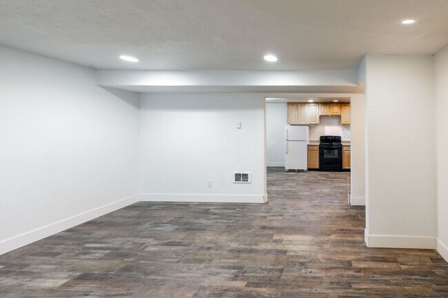 Building Photo - 271 N 3rd W