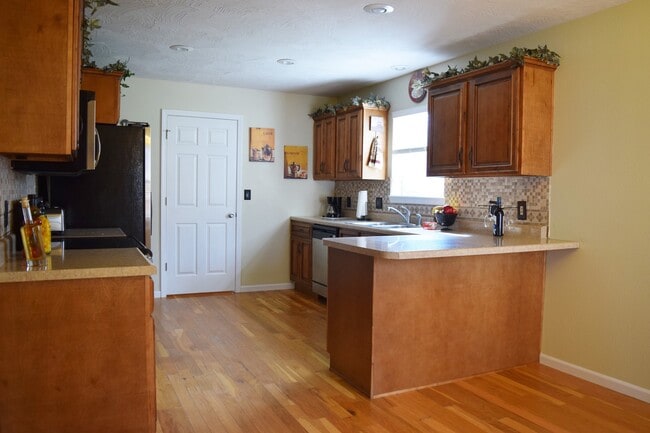 Building Photo - Located in the popular Woodland Hills Subd...