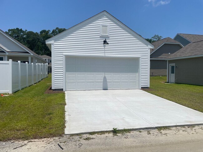 Building Photo - 3 BR Home in River Oaks!