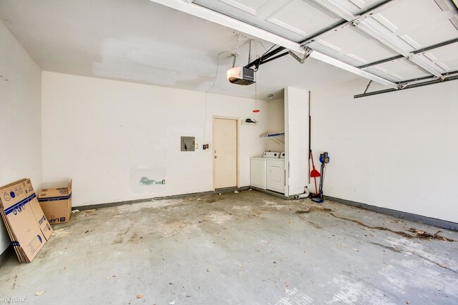 Building Photo - 2 br, 2.5 bath Townhome - 17423 Red Oak Dr...