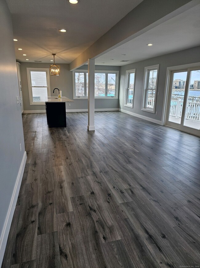 Building Photo - 281 Pequot Ave