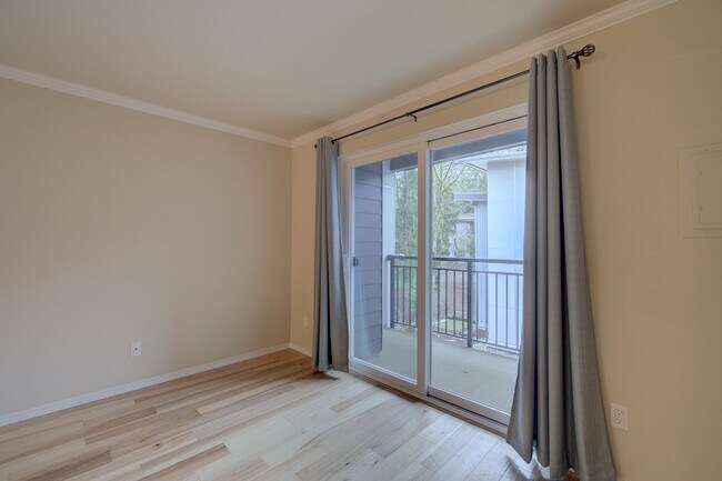 Building Photo - 2Bd/1Ba Bellevue Condo