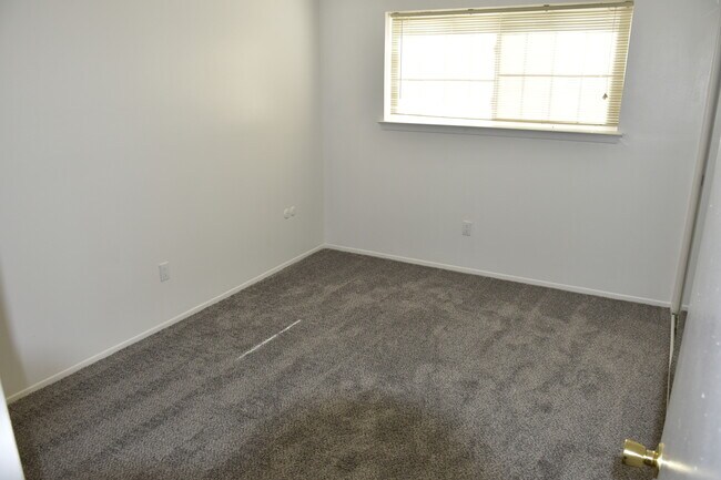 Building Photo - 806 Bloomfield Village Blvd