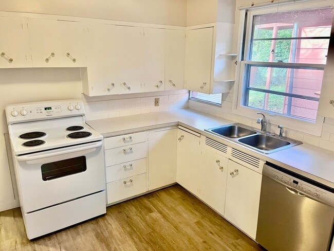 Building Photo - Super Cool Duplex Unit with One Car Garage