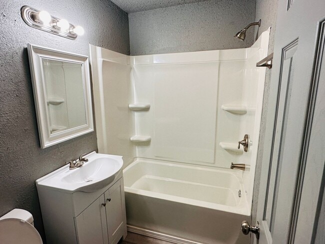 Building Photo - Charming 3 Bed home for lease!
