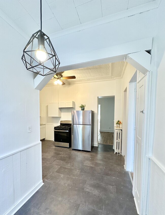 Building Photo - 130 5th Ave