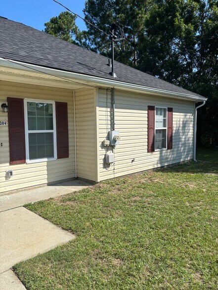 Building Photo - 2304 N Barton Dr