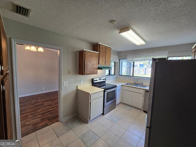 Building Photo - 425 Sunnyside Dr