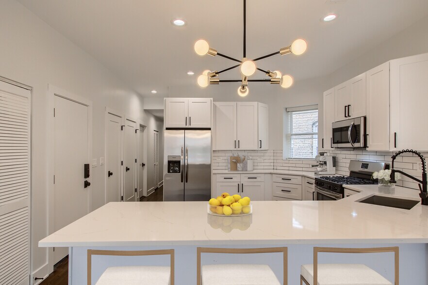 Building Photo - 1452 W Irving Park Rd