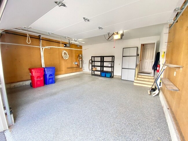 Building Photo - 3 Bedroom 2.5 Bathroom Condo in Williston