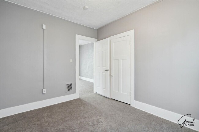 Building Photo - 3813 W Euclid St