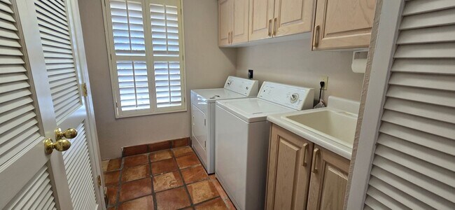 Building Photo - UNFURNISHED GREAT SINGLE FAMILY HOME