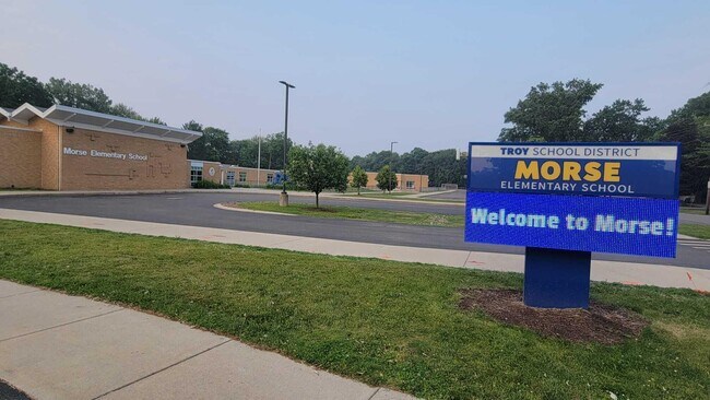 Building Photo - 655 Robinwood Dr