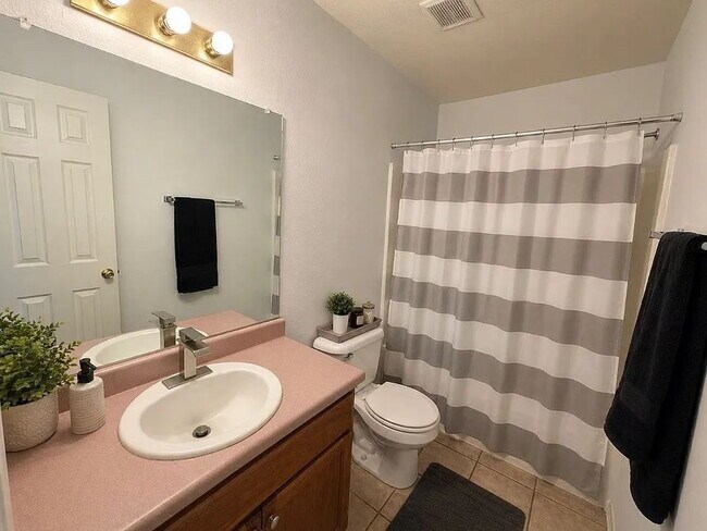 Building Photo - "Charming 3-Bed Oasis with 2 Baths in Los Lunas – 1216 Sq Ft of Cozy Living!"