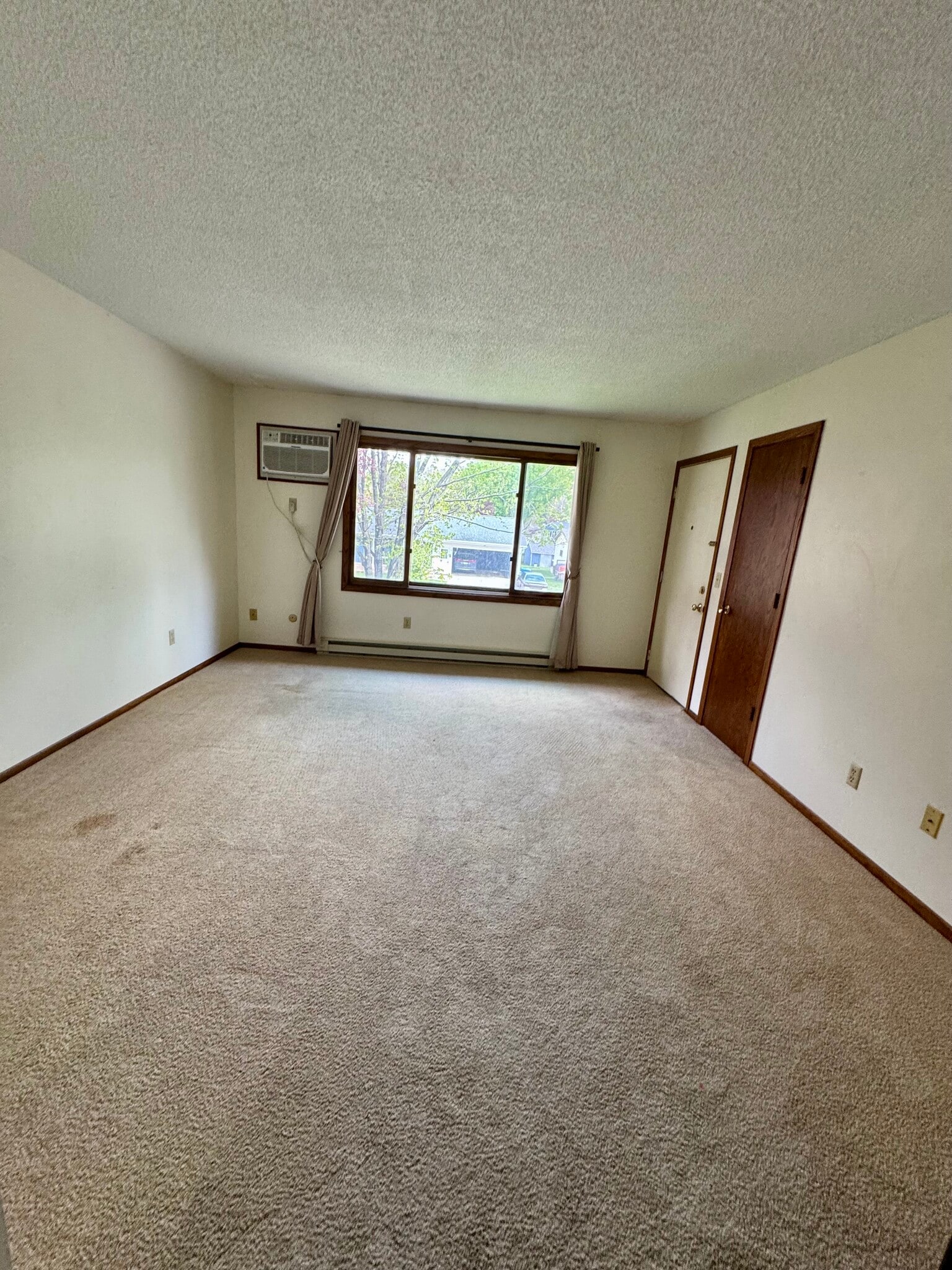 Living room w/ closet - 505 Kerry Dr