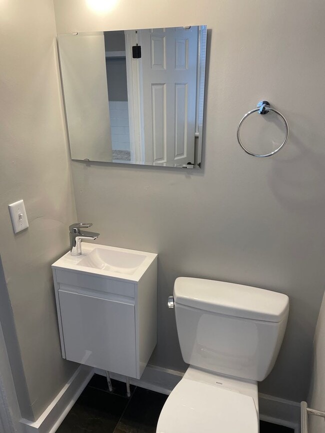 Building Photo - Charming 2-Bed, 1.5-Bath Single family hom...