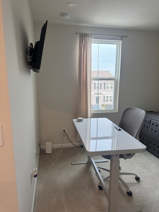 Building Photo - Furnished or Unfurnished Townhome