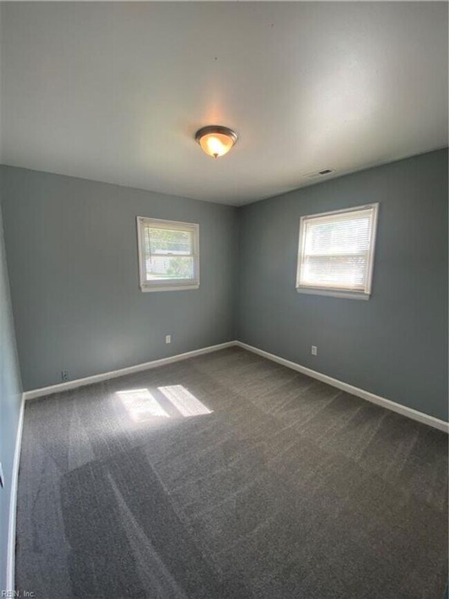 Building Photo - Four Bedroom Home in Virginia Beach