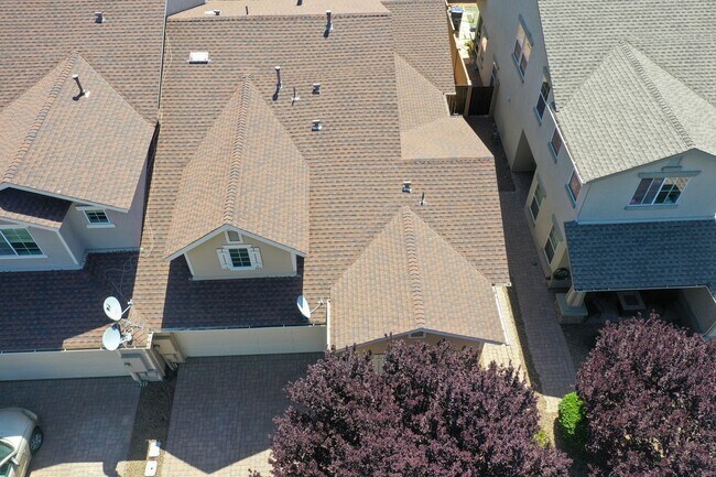 Building Photo - Beautiful 2 bed + den, 2 bath townhome in ...