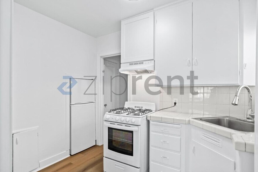 Building Photo - Unit 1