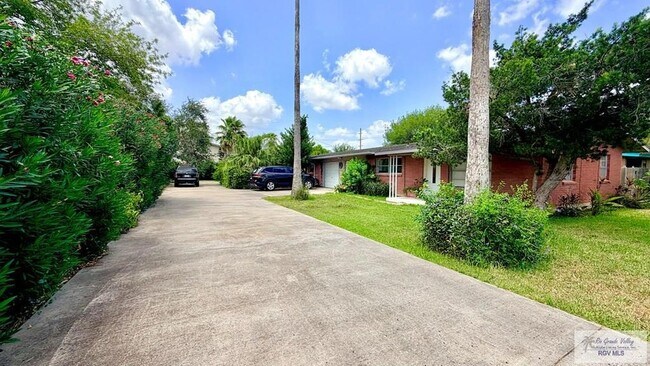 Building Photo - 1111 Rosemond Ct