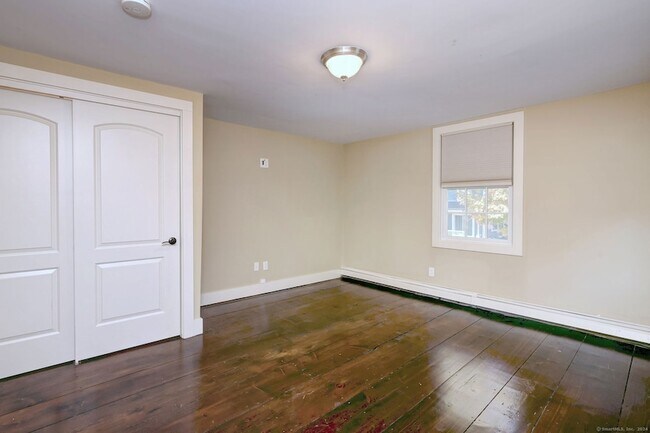 Building Photo - 1591 Huntington Turnpike