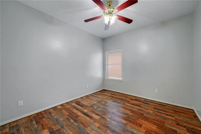 Building Photo - 212 Housefinch Loop