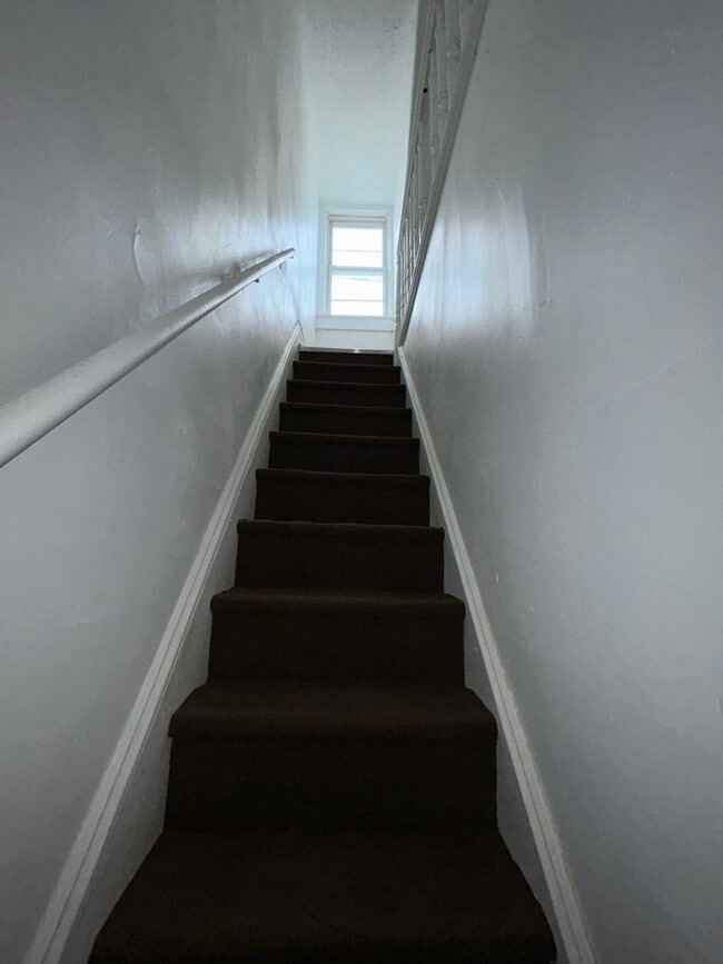 Building Photo - 5 bed 2 bath