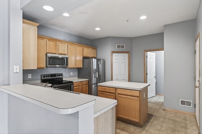 Building Photo - The Lakes Townhome