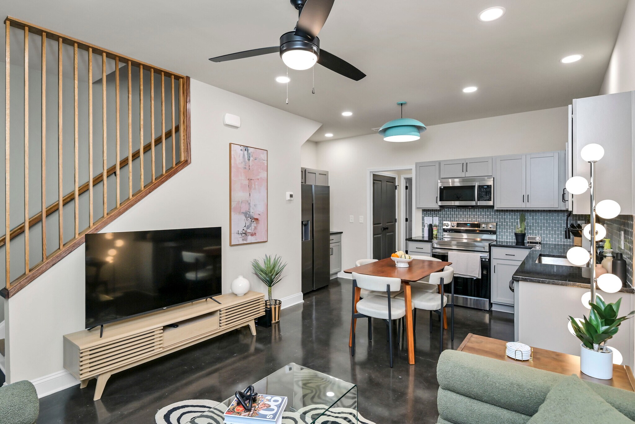 Building Photo - 816 Shull St