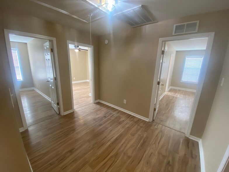 Hallway Junction - 1126 Weathervane Hill Dr