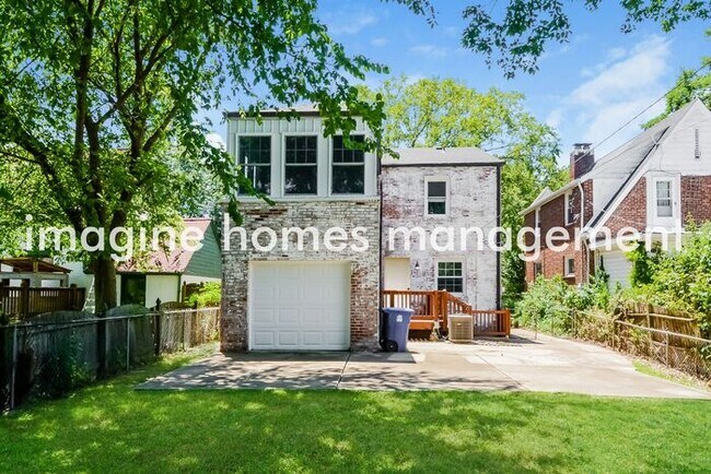 Building Photo - Lovely Updated Home in Shaftesbury Ave