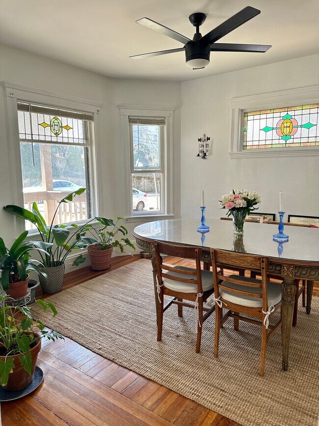 Building Photo - The Perfect 2bed/1bath with Porch, Private...