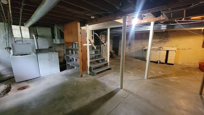 Building Photo - 3 Bedroom Close to Seneca Park