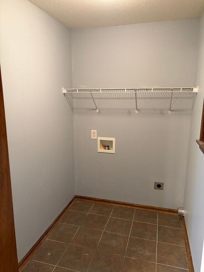 Building Photo - 3BR/2BA Home in Oak Subdivision Featuring a Large Backyard