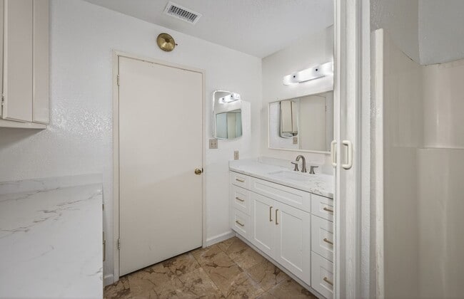 Building Photo - Spacious Updated Single Story - Walk to LLUMC