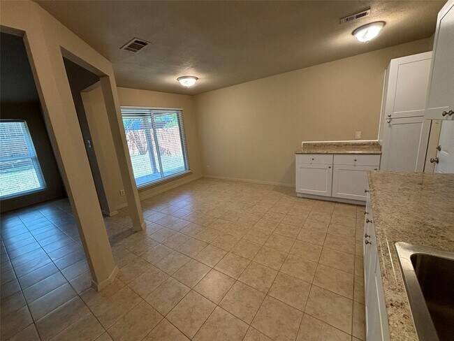 Building Photo - Beautifully updated 3-bedroom 2-bath home