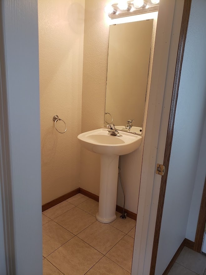 Building Photo - 1001 Alpine Way