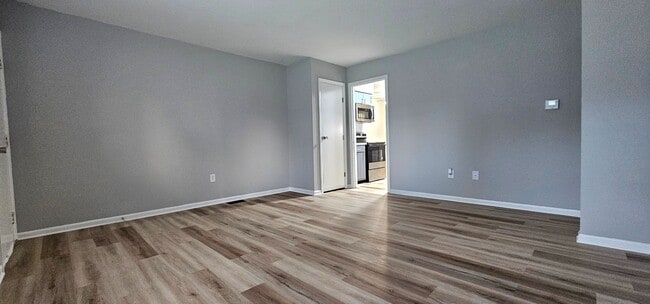 Building Photo - 3030-3032 Creekview Circle