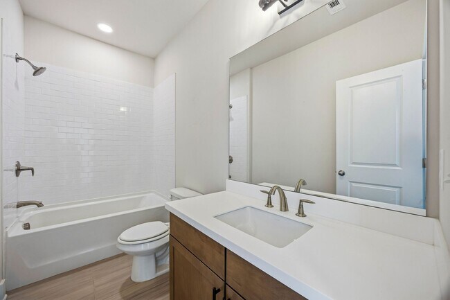 Building Photo - Walkable Lifetsyle in Westshore!