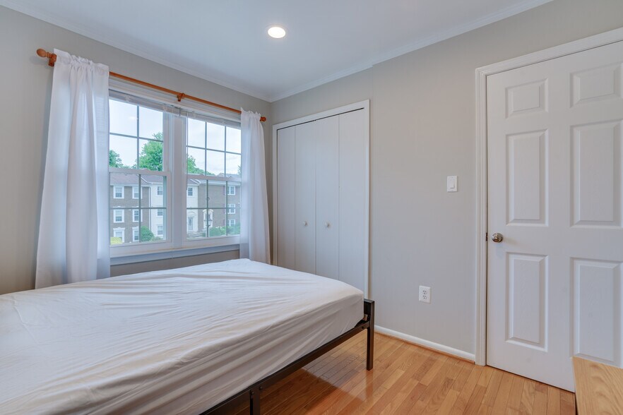 Room 3 - 13809 Newport Ln