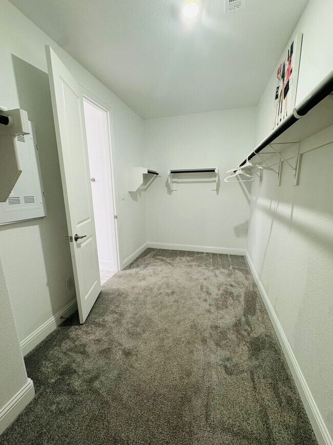 Building Photo - Stunning 4BR House in Argyle. Great school...